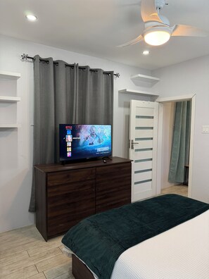 1 bedroom, iron/ironing board, WiFi, bed sheets - Charming 1-bedroom apartment with AC in vibrant Kingston (Kingston)