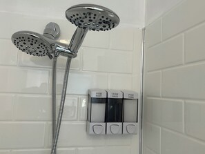 Bathroom amenities - Auberge Foyer de la Paix (Notre-Dame-de-la-Paix)