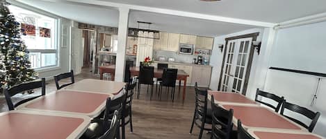 Comfort Quadruple Room | Dining