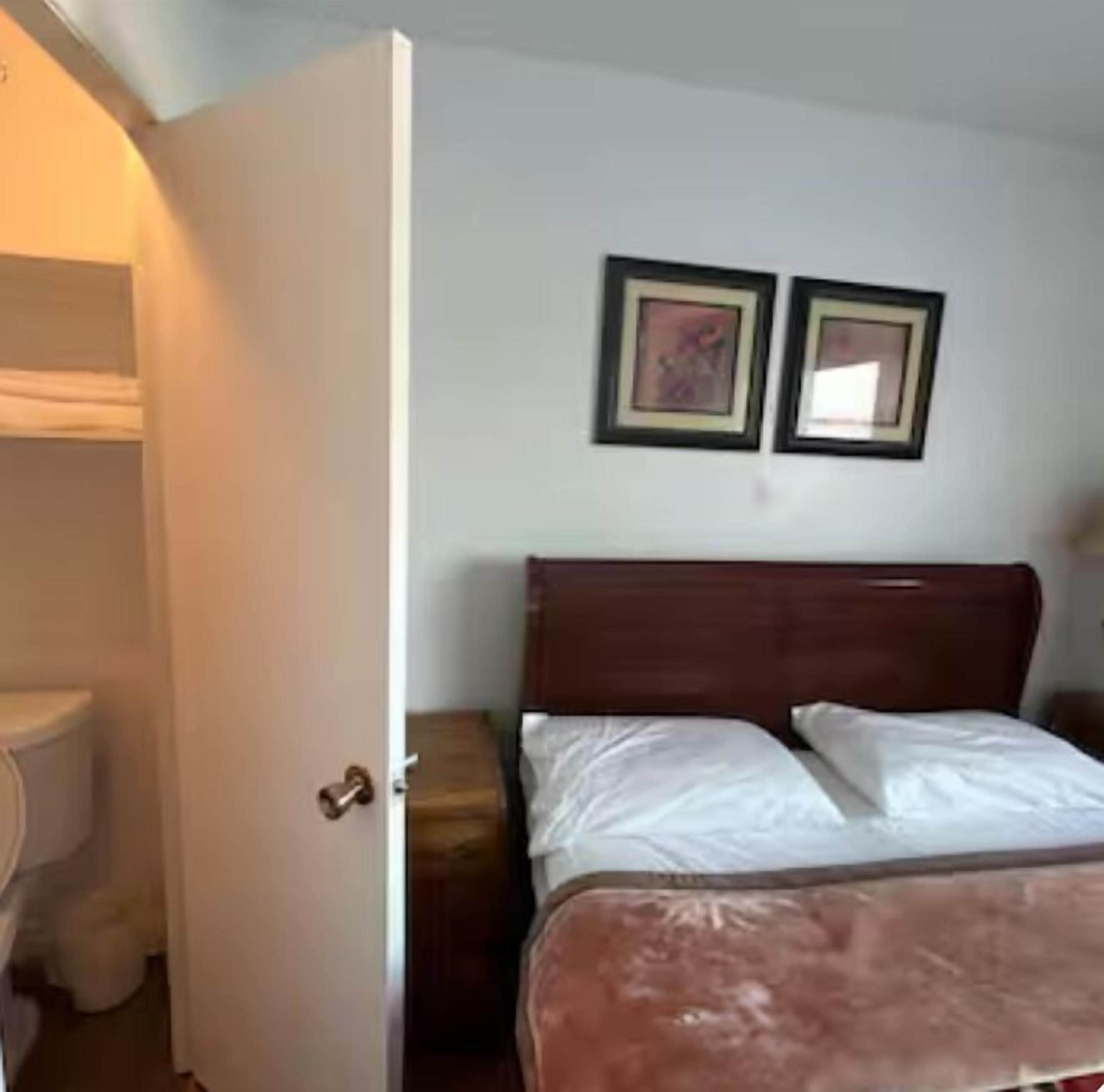 Comfort Room | Iron/ironing board, free WiFi