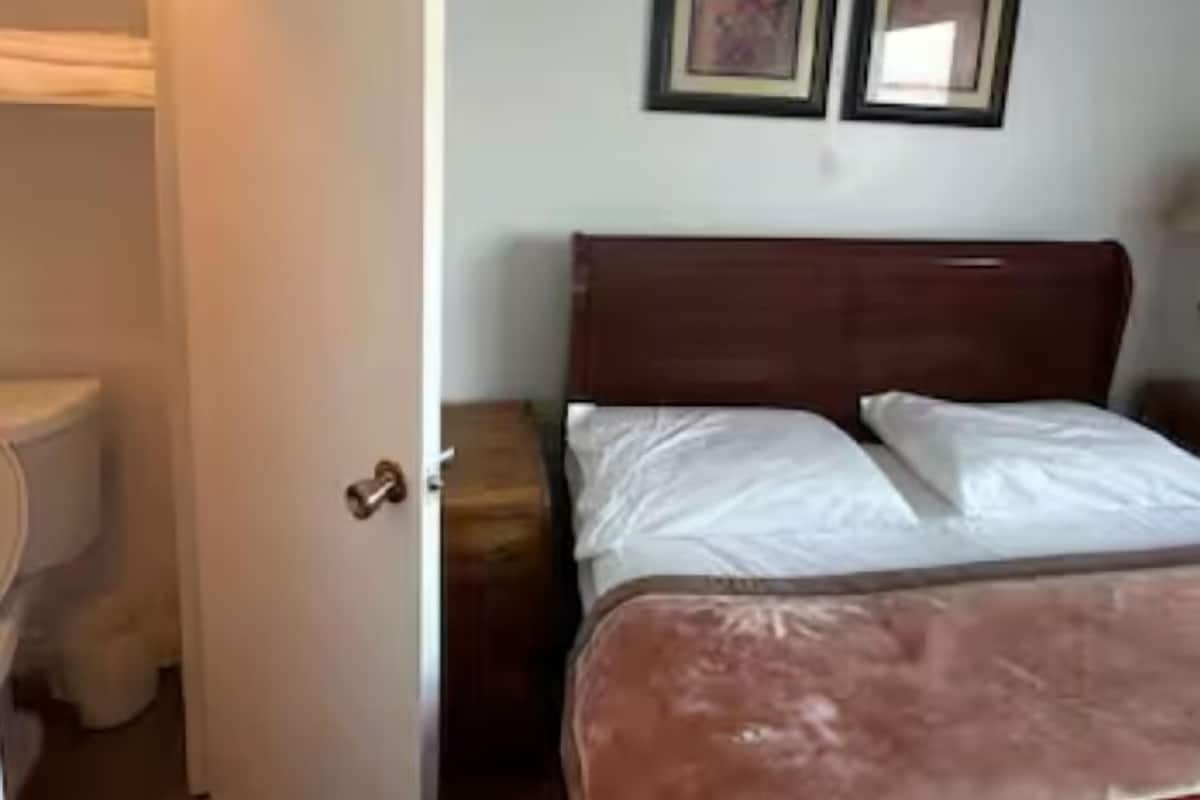 Comfort Room | Iron/ironing board, free WiFi