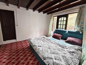 Quarto triplo standard, vista para a colina | Escrivaninha