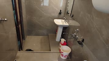 Standard Triple Room, Hill View | Bathroom | Free toiletries, towels, soap, shampoo