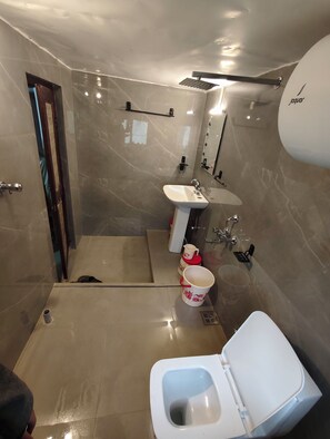 Phòng 3 Tiêu chuẩn, quang cảnh đồi núi | Phòng tắm | Đồ dùng nhà tắm miễn phí, khăn tắm, xà phòng, dầu gội 