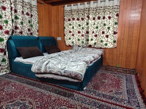 Quarto triplo standard, vista para a colina | Escrivaninha