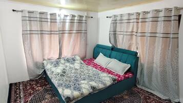 Standard Triple Room, Hill View | Desk