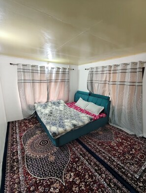 Standard Triple Room, Hill View | Meja 