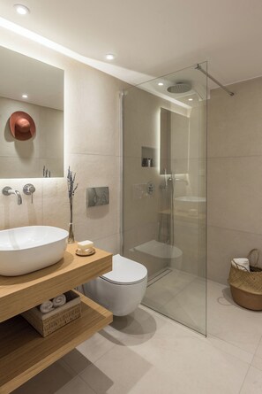Haartrockner, Bidet, Handtücher, Seife