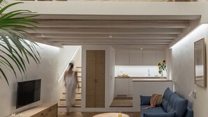 Ein geräumiges Loft mit hohen Decken, einer Zwischenebene und einer modernen Küche.