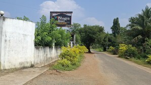 Une enseigne indiquant le « Bhagya Resort » et mentionnant la disponibilité de « chambres de luxe ».