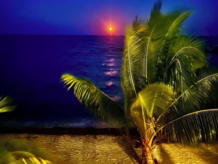 En la playa, arena blanca, toallas de playa