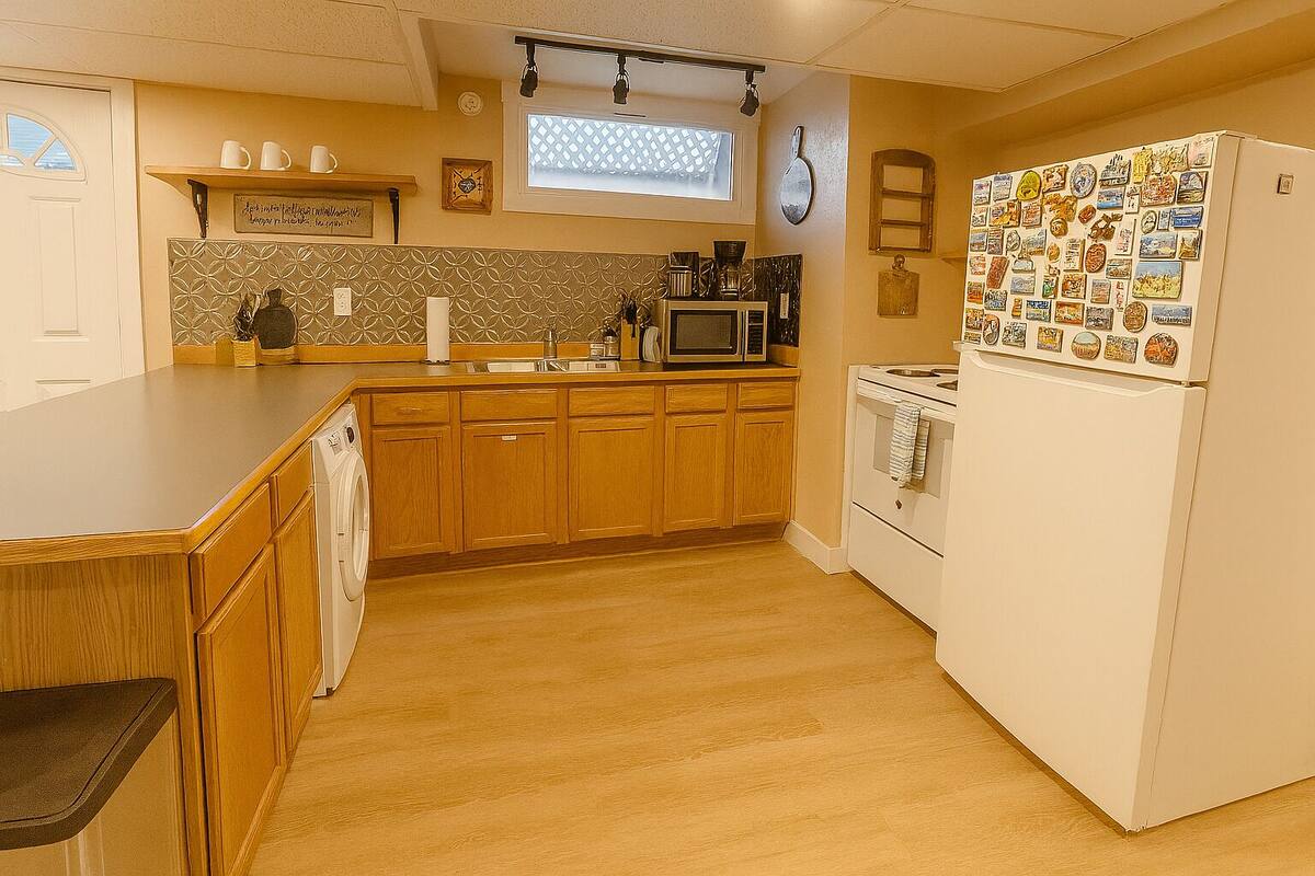 Kamar Double Klasik | Dapur bersama | Mesin pembuat kopi/teh, lemari es kecil, dan microwave di ruangan umum