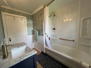 Exclusive Double Room, Garden View | Bathroom | Shower, rainfall showerhead, free toiletries, hair dryer