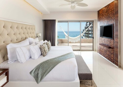 Spacious 1‑bedroom suite, complete with premium 5‑star, resort‑style amenities.