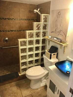 Shower, hair dryer, towels - Sea Serenity - Sea View at Symphony Beach Club (Ormond Beach)