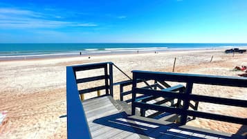 Una spiaggia nelle vicinanze