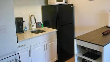 Frigorifero, microonde, piano cottura, macchina per tè/caffè