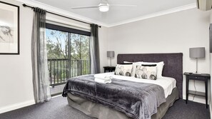 3 bedrooms, iron/ironing board, free WiFi, bed sheets - Ar' Heafy Lodge Premium Private Villa Located within Cypress Lakes Resort (Pokolbin)