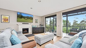 Smart TV - Ar' Heafy Lodge Premium Private Villa Located within Cypress Lakes Resort (Pokolbin)