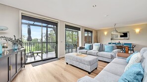 Smart TV - Ar' Heafy Lodge Premium Private Villa Located within Cypress Lakes Resort (Pokolbin)