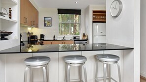 Fridge, microwave, oven, stovetop - Ar' Heafy Lodge Premium Private Villa Located within Cypress Lakes Resort (Pokolbin)