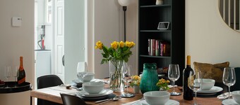 3 Bed House near Snowdonia with Parking & 3 Bathrooms, Sleeps 6