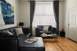 Smart TV, video games, books - 3 Bed House near Snowdonia with Parking & 3 Bathrooms, Sleeps 6 (Llanrwst)