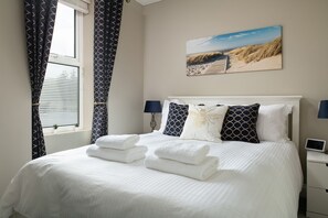 3 bedrooms, iron/ironing board, travel cot, free WiFi - 3 Bed House near Snowdonia with Parking & 3 Bathrooms, Sleeps 6 (Llanrwst)