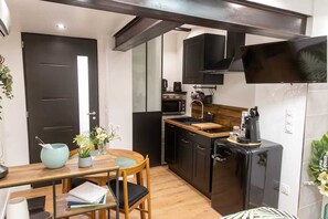 Kühlschrank, Mikrowelle, Herdplatte, Wasserkocher mit Kaffee-/Teezubehör