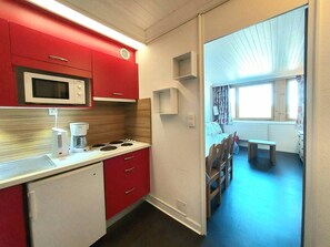 Wasserkocher mit Kaffee-/Teezubehör, Kühlschrank, Mikrowelle