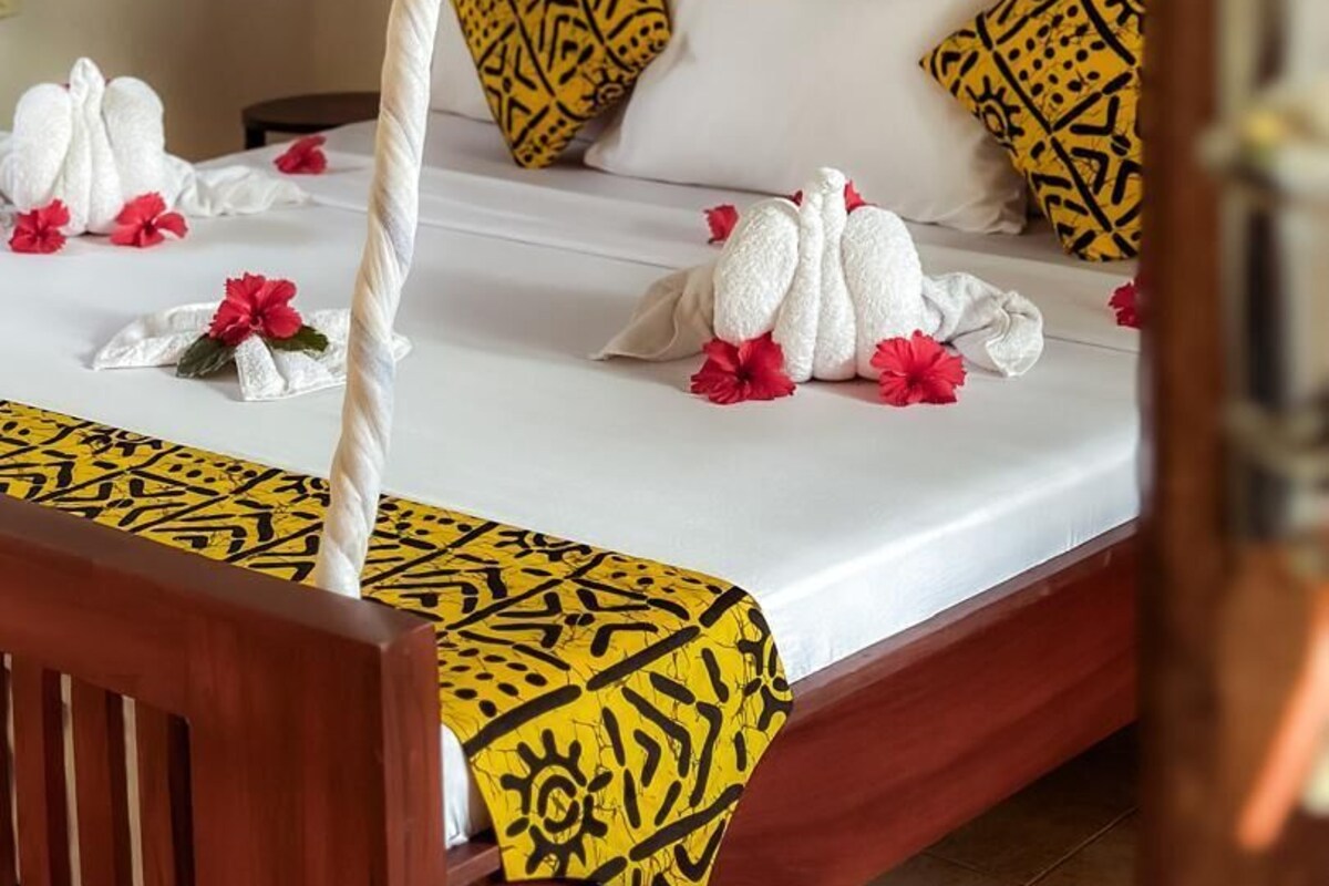 Habitación Deluxe, vistas al mar | Ropa de cama de alta calidad, minibar, caja fuerte y escritorio