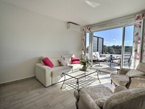 TV - Appartement T3 de standing avec piscine (La Londe-les-Maures)