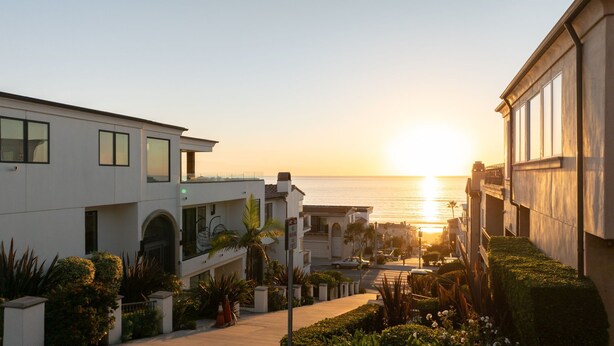 Un bâtiment moderne offrant une vue sur le coucher de soleil sur l’océan.