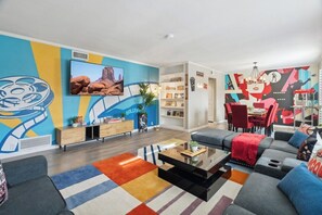 Smart TV, ping pong - Scottsdale Theater Resort! Heated Pool, Pickleball (Scottsdale)