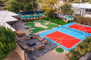 A rooftop with a basketball court, seating area, and a putting green. - Scottsdale Theater Resort! Heated Pool, Pickleball (Scottsdale)