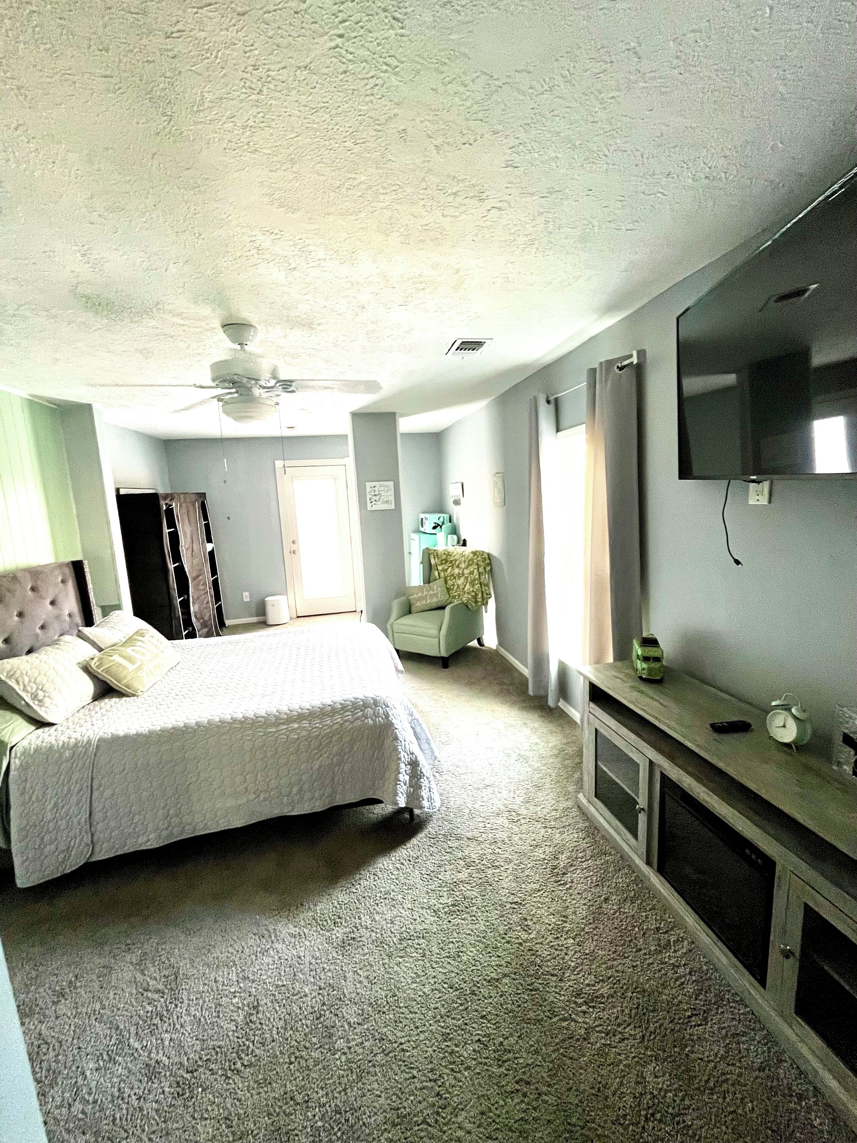 Iron/ironing board, WiFi, bed sheets