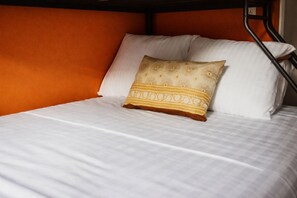 Escritorio, wifi gratis y ropa de cama 