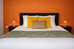 Escritorio, wifi gratis, ropa de cama