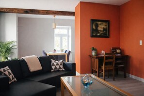 Smart TV, books - Authentic guesthouse on historic farm in the heart of Haspengouw (Heers)