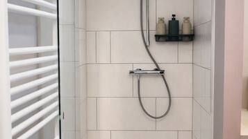 Chuveiro, secador de cabelo, toalhas de banho, sabonete