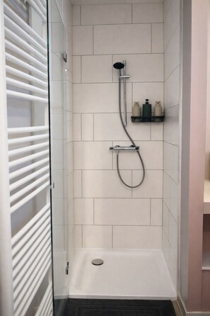 Ducha, secador de pelo, toallas y jabón