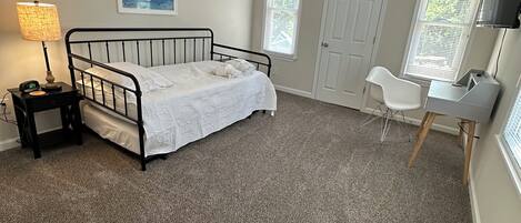4 bedrooms, internet, bed sheets