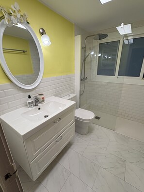 Shower, hair dryer, towels, soap - Warm Family Home near the Beach (ViIassar de Mar)