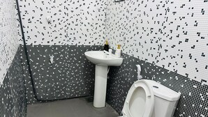Kondominium Superior, balkon, pemandangan kota | Kamar mandi | Sandal, kloset, sabun, dan sampo