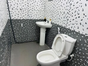 Superior-Apartment, Balkon, Stadtblick | Badezimmer | Seife, Shampoo, Toilettenpapier