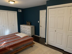 3 عدّة غرف نوم ومكواة/لوح كي وخدمة الإنترنت وملاءات أسرّة