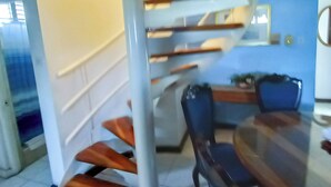 Eine Wendeltreppe mit Holzboden, die zu einer höheren Etage führt.