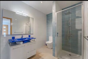 Haartrockner, Handtücher, Seife, Toilettenpapier