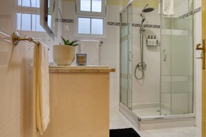 Dusche, Haartrockner, Bidet, Handtücher