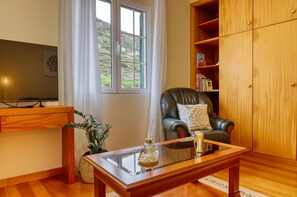 TV - Valley Nest, a Home in Madeira (Tabua)